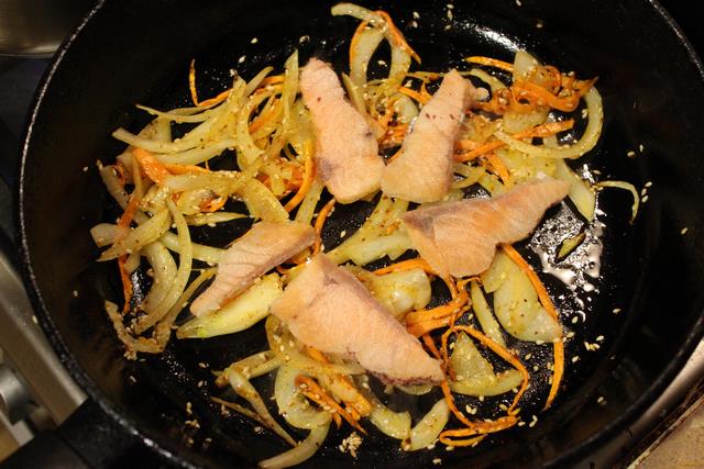Теплый салат с фунчозой и рыбой рецепт с фото 5-го шага 