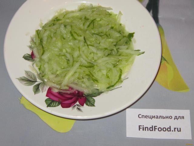 Слоеный салат с маринованными вешенками рецепт с фото 2-го шага 