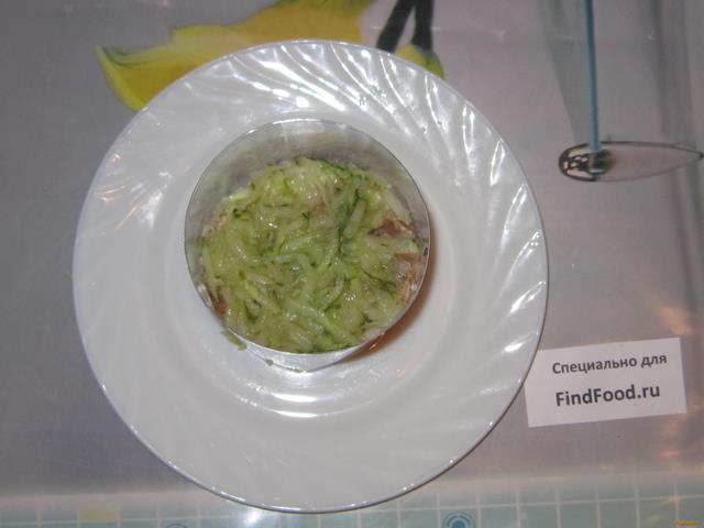 Слоеный салат с маринованными вешенками рецепт с фото 7-го шага 