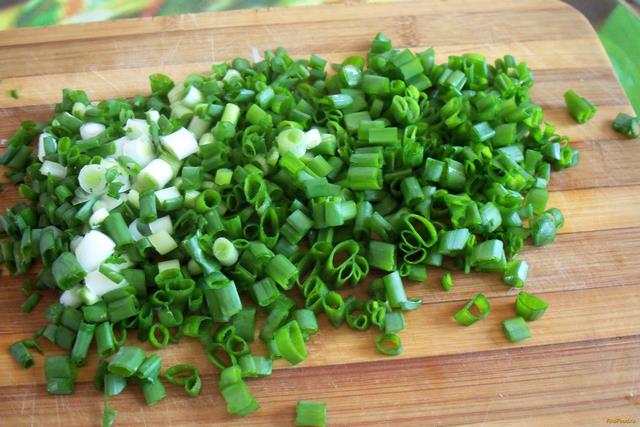 Салат из зеленого лука рецепт с фото 2-го шага 