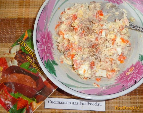 Слоеный салат с рыбой и сухариками рецепт с фото 10-го шага 
