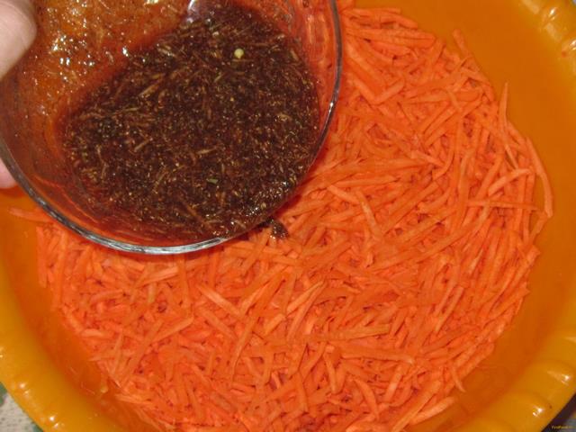 Морковь по-корейски с аджикой рецепт с фото 4-го шага 