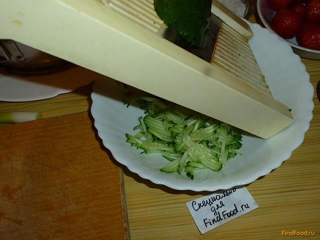 Крабовый салат с клубникой рецепт с фото 7-го шага 