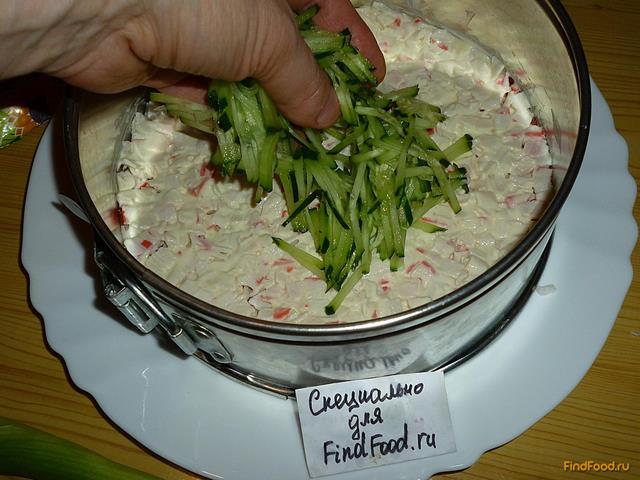 Крабовый салат с клубникой рецепт с фото 8-го шага 