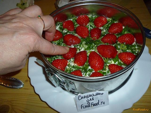 Крабовый салат с клубникой рецепт с фото 14-го шага 