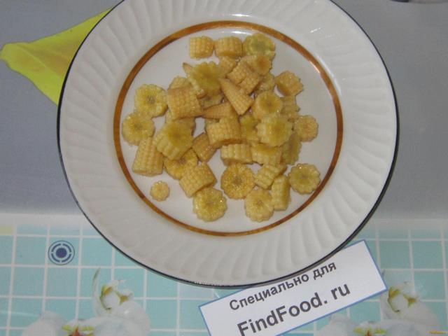 Салат с маринованными початками кукурузы огурцами и яблоком рецепт с фото 4-го шага 