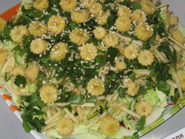 Салат с маринованными початками кукурузы огурцами и яблоком рецепт с фото 11-го шага 