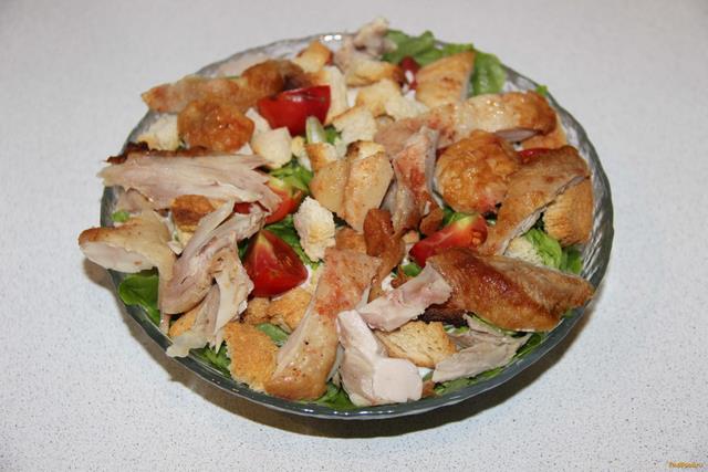 Салат цезарь с копченой курицей рецепт с фото 6-го шага 