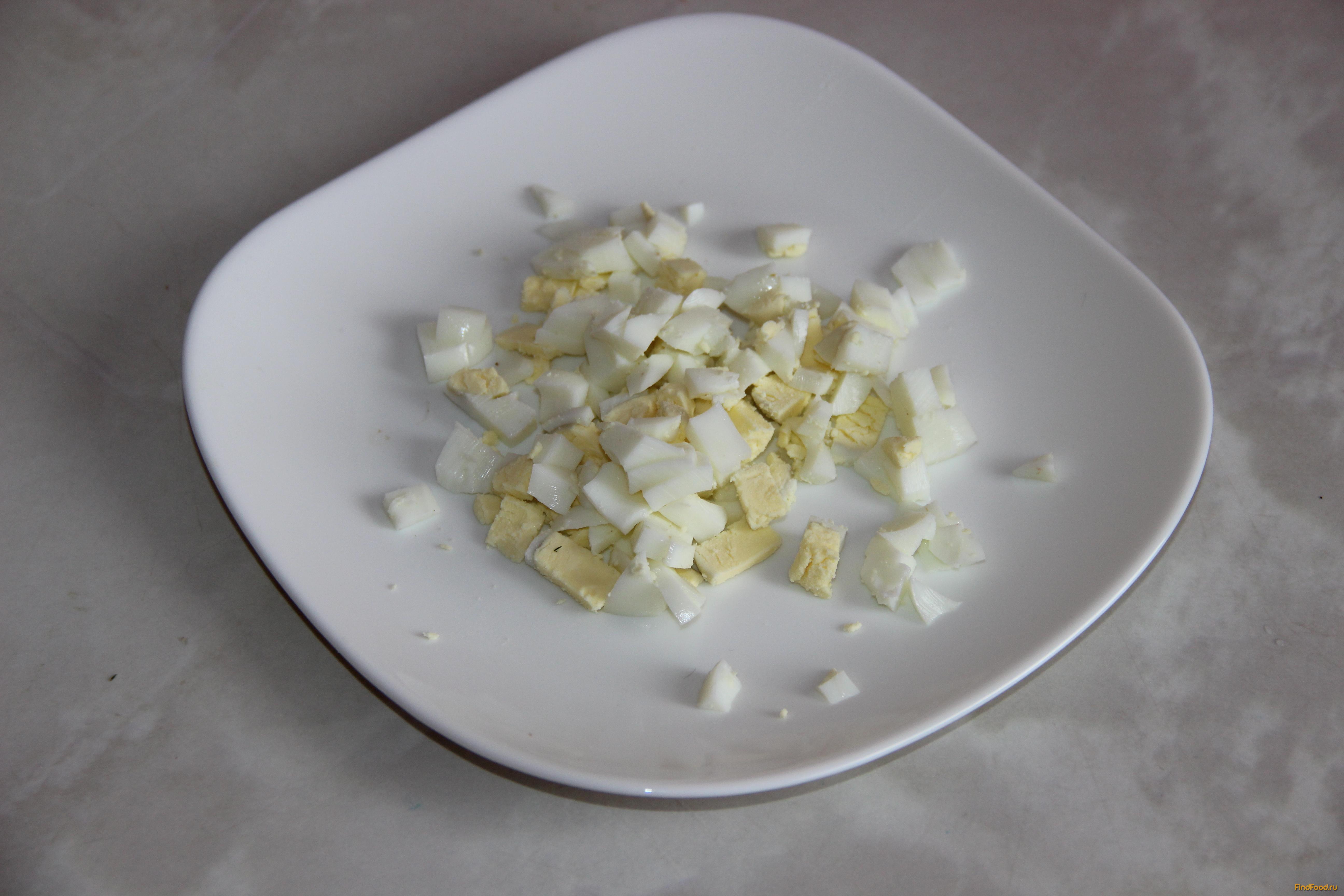 Салат с крабовым мясом и кукурузой рецепт с фото 4-го шага 