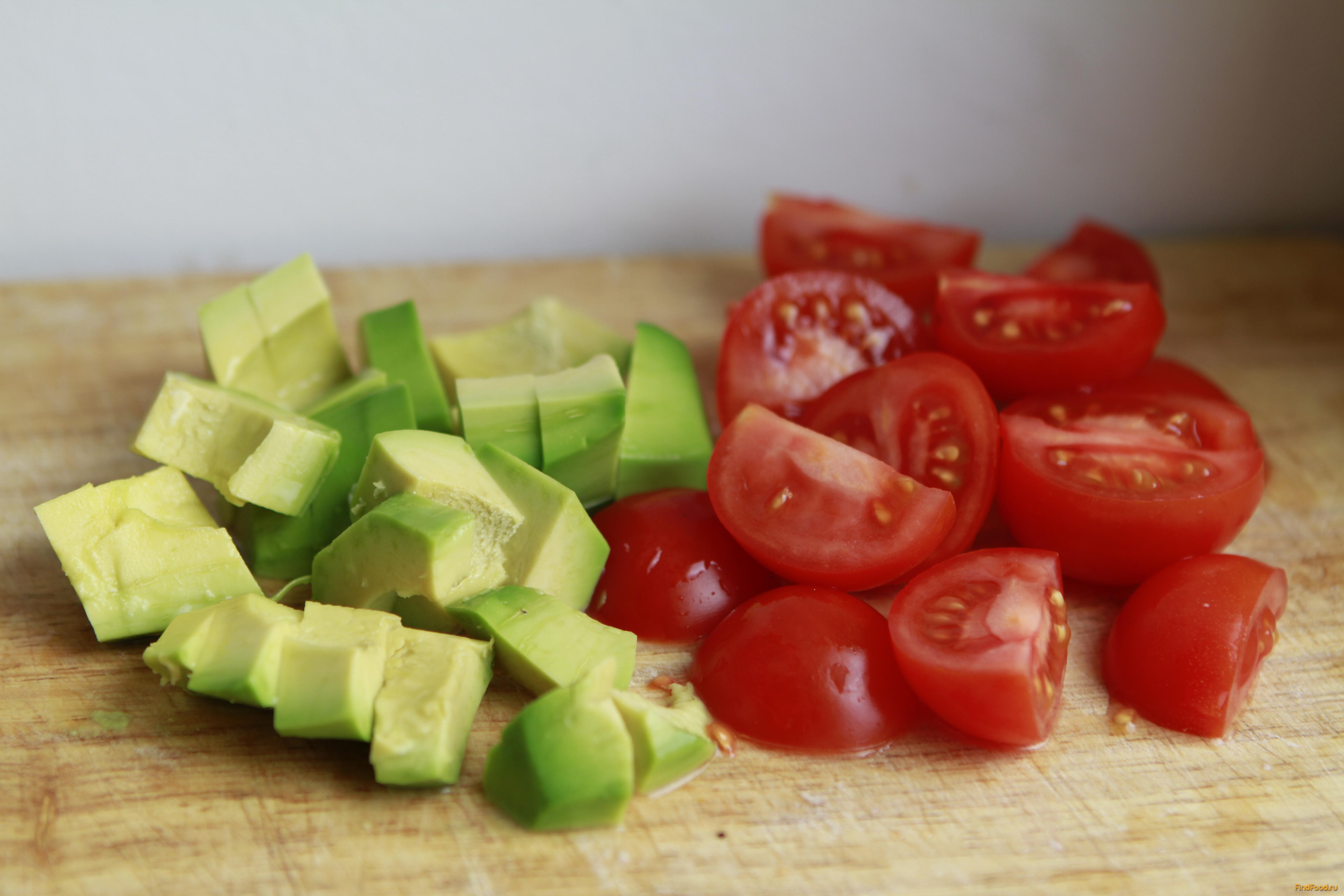 Зеленый салат с помидорами и авокадо рецепт с фото 4-го шага 