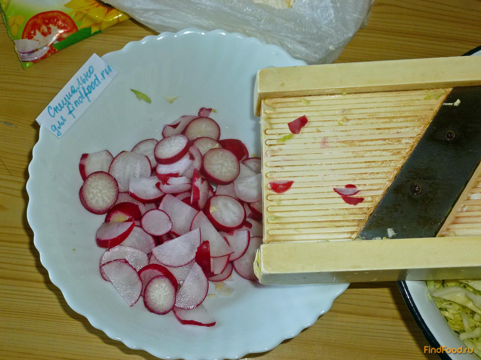 Салат из молодой капусты с творогом и редисом рецепт с фото 3-го шага 