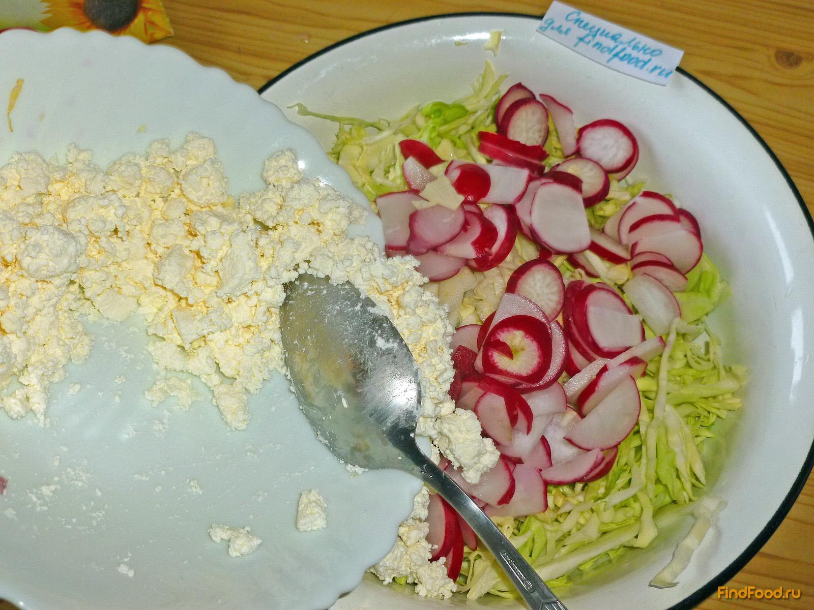Салат из молодой капусты с творогом и редисом рецепт с фото 5-го шага 