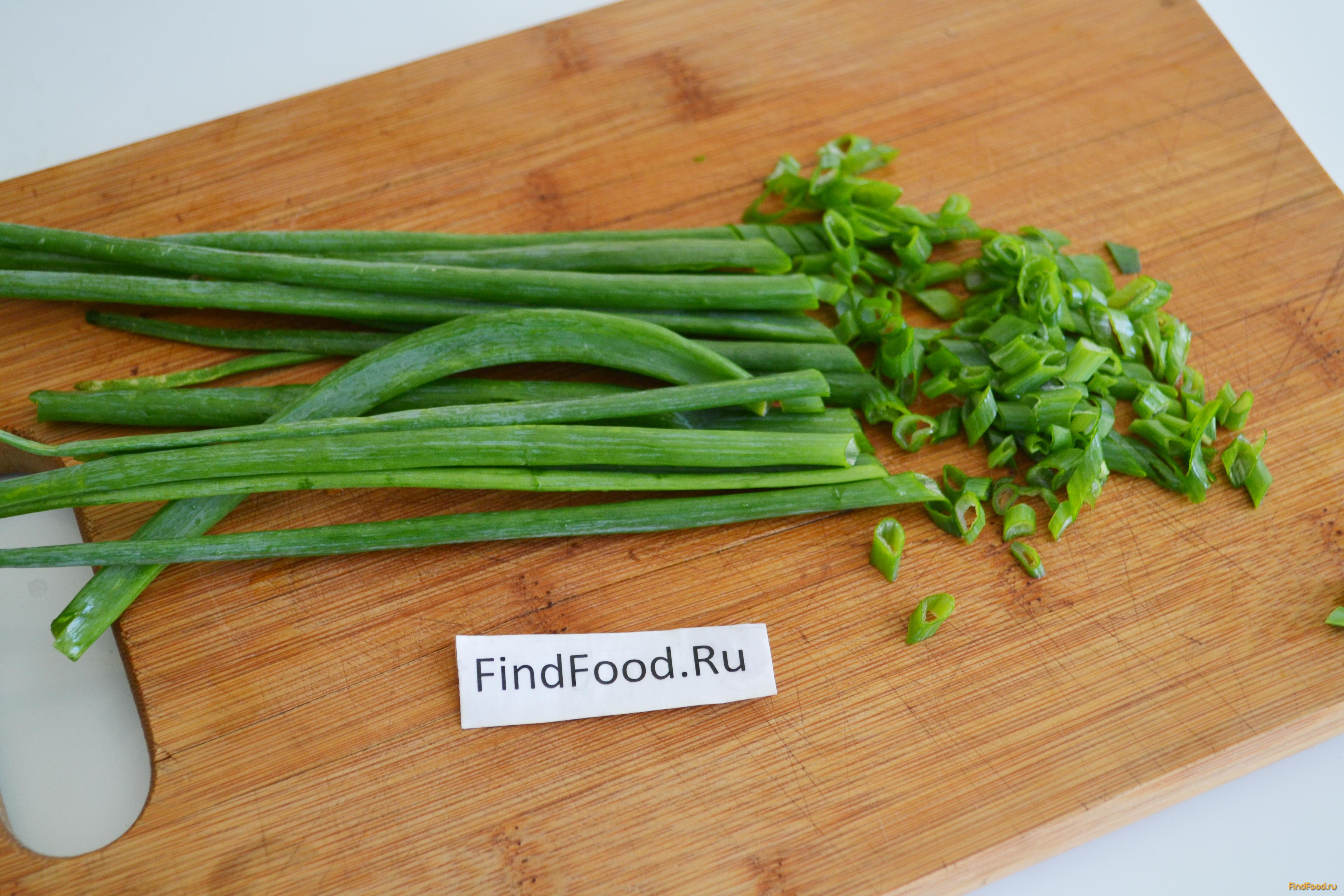 Салат из первой зелени и редиски рецепт с фото 2-го шага 