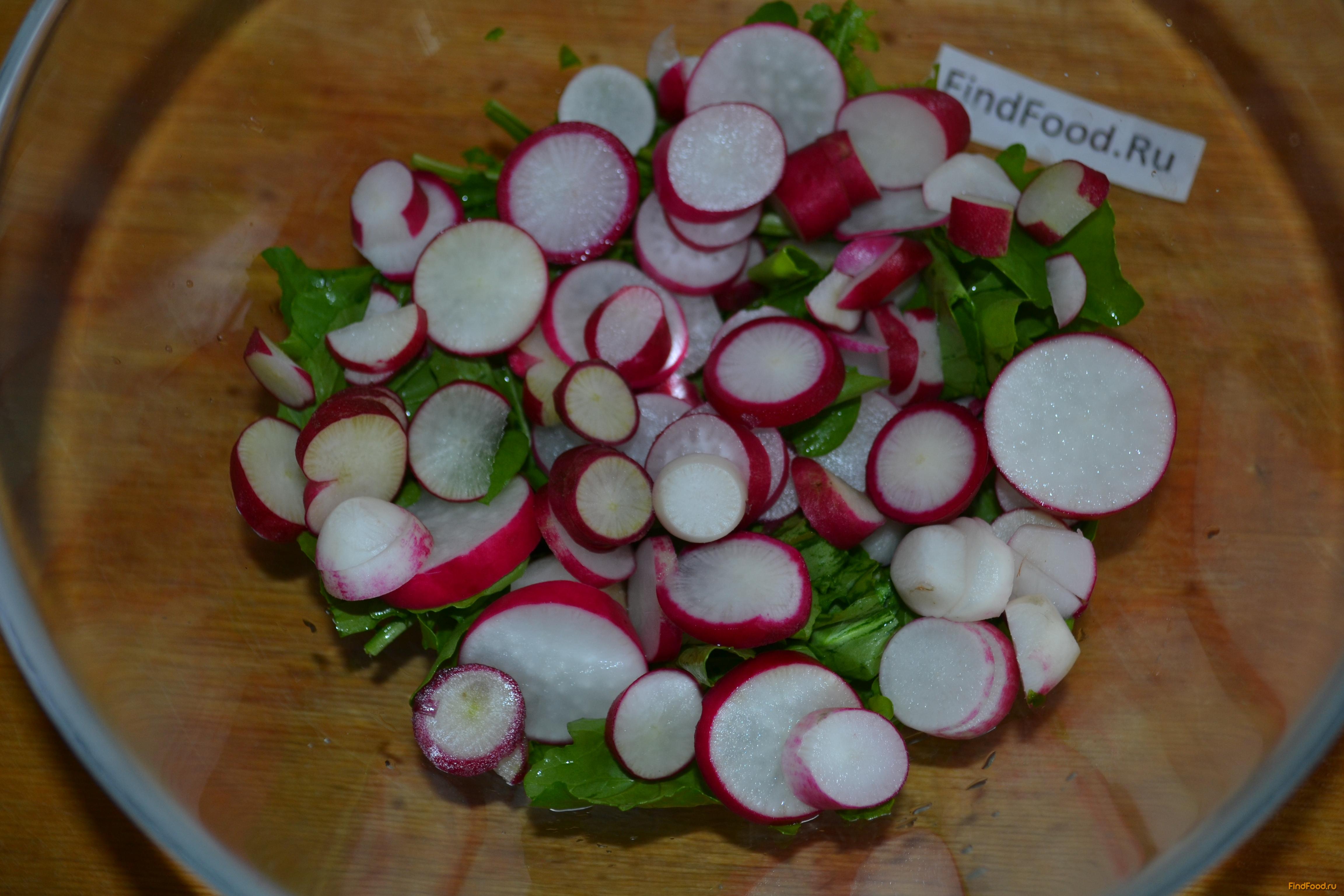 Салат из первой зелени и редиски рецепт с фото 5-го шага 