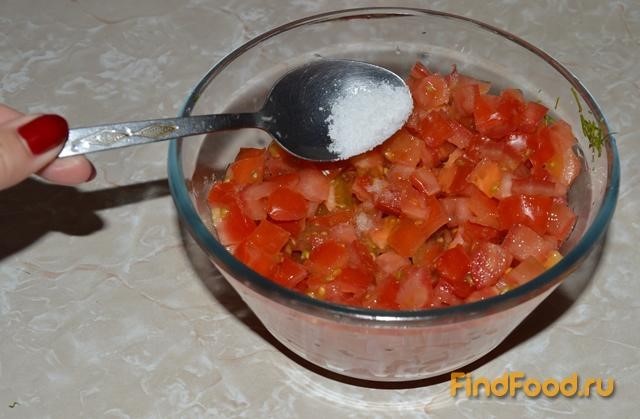 Лёгкий салат с чесноком и помидорами рецепт с фото 3-го шага 