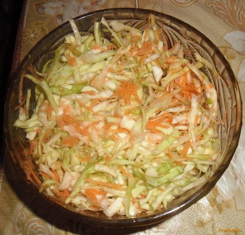 Легкий капустный салат с морковкой рецепт с фото 4-го шага 