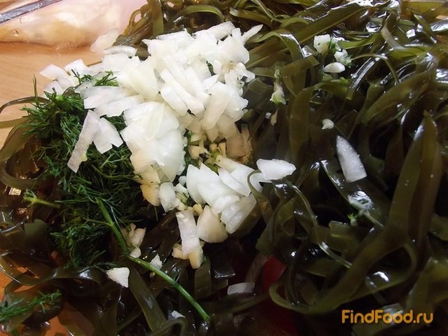 Острый салат из ламинарии с луком и чесноком рецепт с фото 5-го шага 