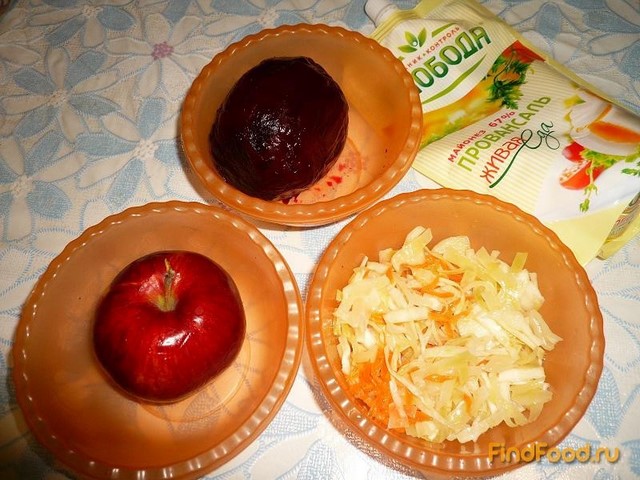 Свекольный салат с квашеной капустой и яблоком рецепт с фото 1-го шага 