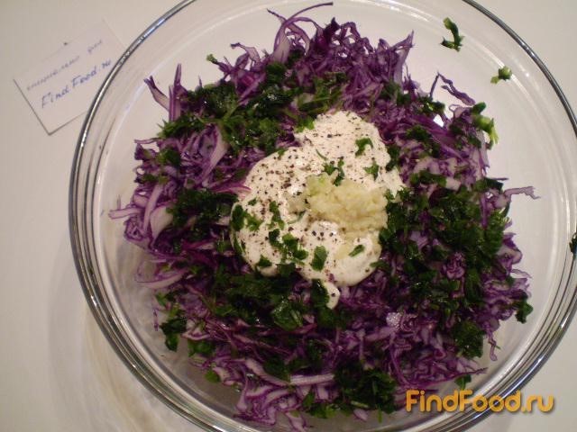 Капустный салат с чесноком и сметаной рецепт с фото 4-го шага 