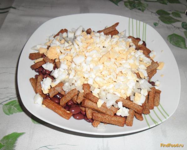 Салат с сухариками и сыром рецепт с фото 4-го шага 
