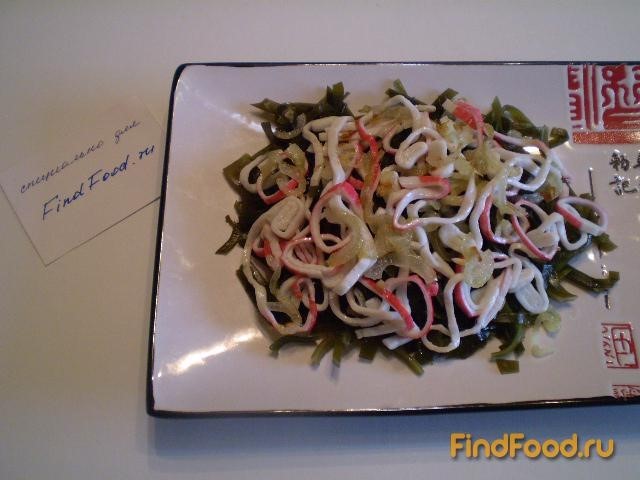 Салат из морской капусты и жаренных крабовых палочек рецепт с фото 9-го шага 