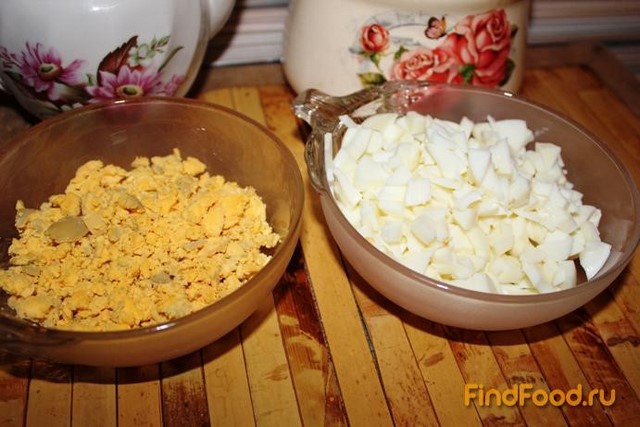Слоеный салат с сыром рецепт с фото 1-го шага 
