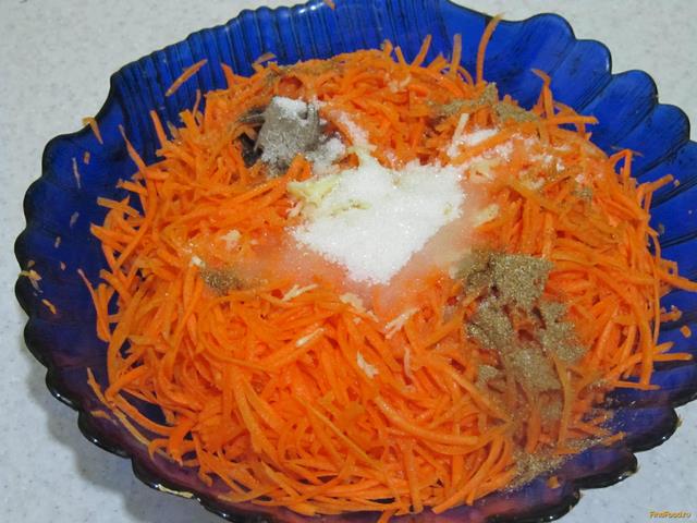 Морковь по-корейски с грецкими орехами рецепт с фото 4-го шага 