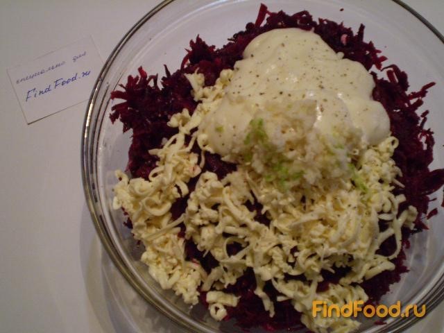 Свекольный салат с сыром и чесноком рецепт с фото 4-го шага 