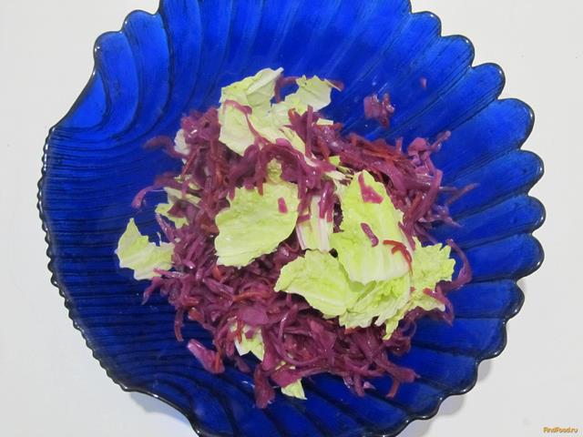 Салат с пекинской и краснокочанной капусты рецепт с фото 3-го шага 