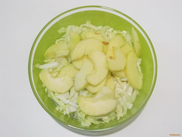 Салат из пекинской капусты и яблока рецепт с фото 3-го шага 