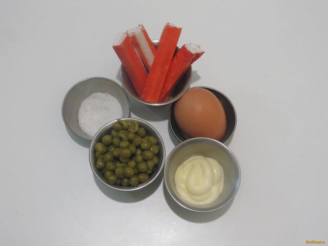 Салат с крабовыми палочками и зеленым горошком рецепт с фото 1-го шага 