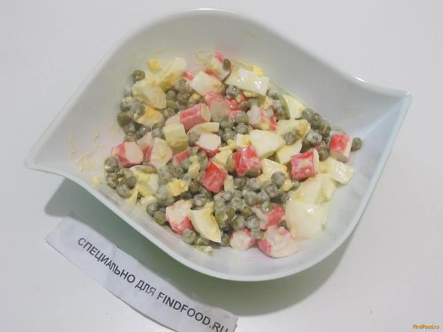 Салат с крабовыми палочками и зеленым горошком рецепт с фото 5-го шага 