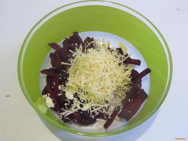 Салат Свекла с сыром и чесноком рецепт с фото 5-го шага 
