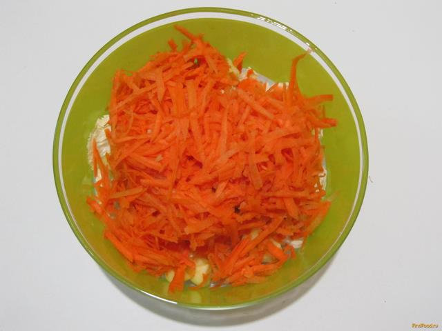 Салат из пекинской капусты с морковью и яблоком рецепт с фото 4-го шага 