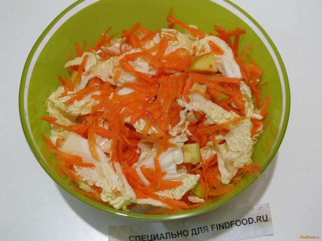 Салат из пекинской капусты с морковью и яблоком рецепт с фото 6-го шага 