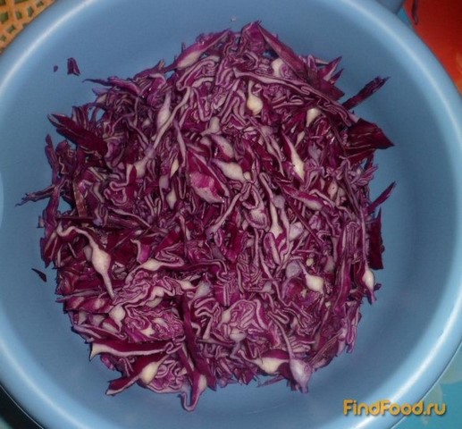 Салат из краснокачанной капусты с зеленым горошком рецепт с фото 1-го шага 