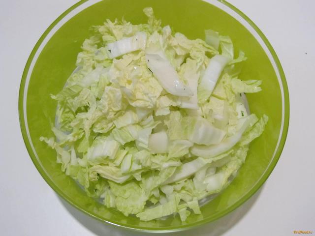 Салат из пекинской капусты и зеленого горошка рецепт с фото 2-го шага 