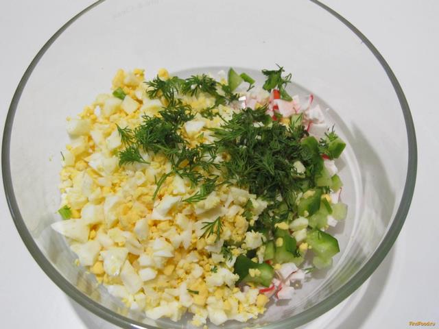 Салат из крабовых палочек в тарталетках рецепт с фото 4-го шага 