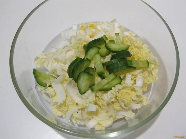 Салат из пекинской капусты и огурцом рецепт с фото 3-го шага 