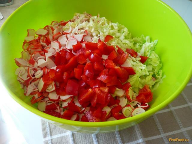 Летний салат с крабовыми палочками и болгарским перцем рецепт с фото 4-го шага 