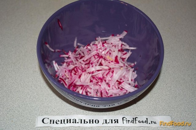 Слоеный салат с редисом и курицей рецепт с фото 2-го шага 