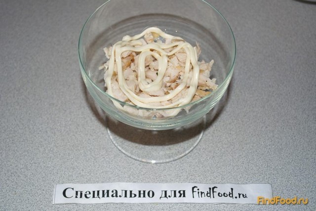 Слоеный салат с редисом и курицей рецепт с фото 5-го шага 