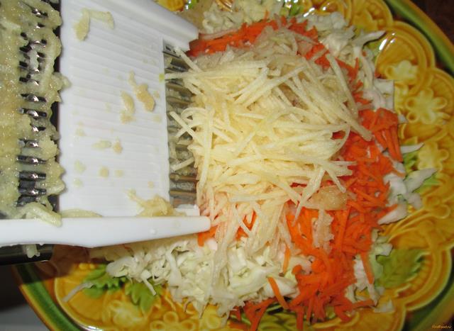 Салат из белокочанной капусты рецепт с фото 3-го шага 