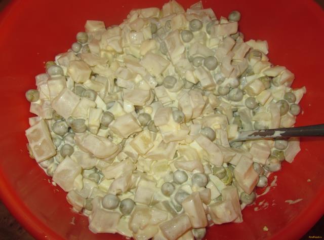 Салат с кальмарами и зеленым горошком рецепт с фото 7-го шага 