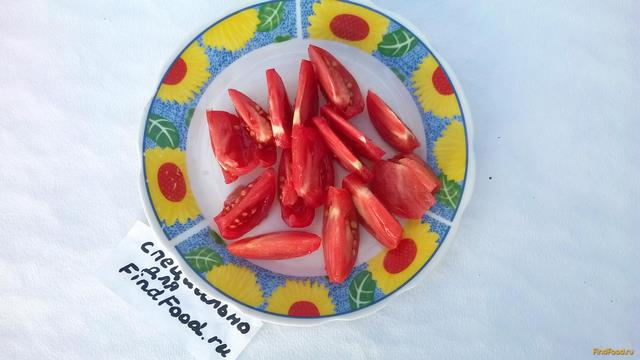 Салат из розовых помидоров и базилика рецепт с фото 2-го шага 