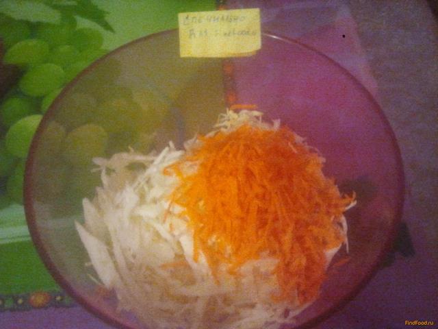 Капустный салат с яблоком и морковью рецепт с фото 3-го шага 