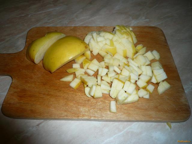 Салат с крабовыми палочками яблоком и горошком рецепт с фото 3-го шага 