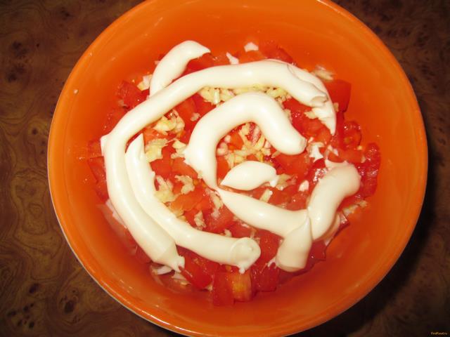 Салат с крабовыми палочками помидорами и сыром рецепт с фото 8-го шага 