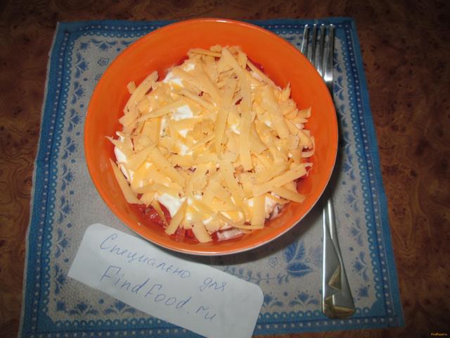 Салат с крабовыми палочками помидорами и сыром рецепт с фото 10-го шага 