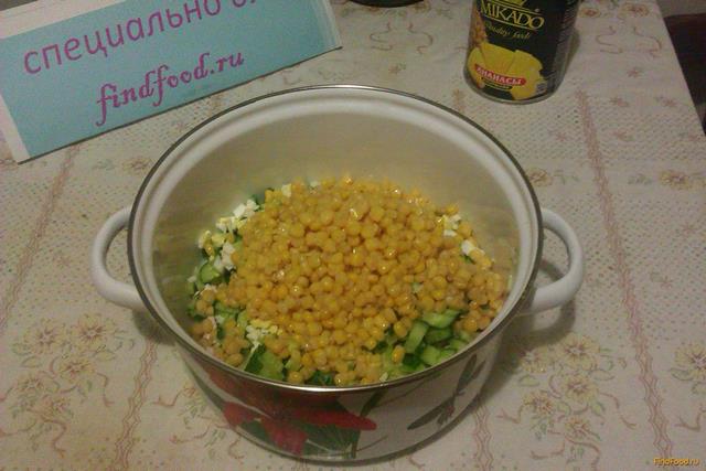 Куриный салат с ананасами и кукурузой рецепт с фото 5-го шага 
